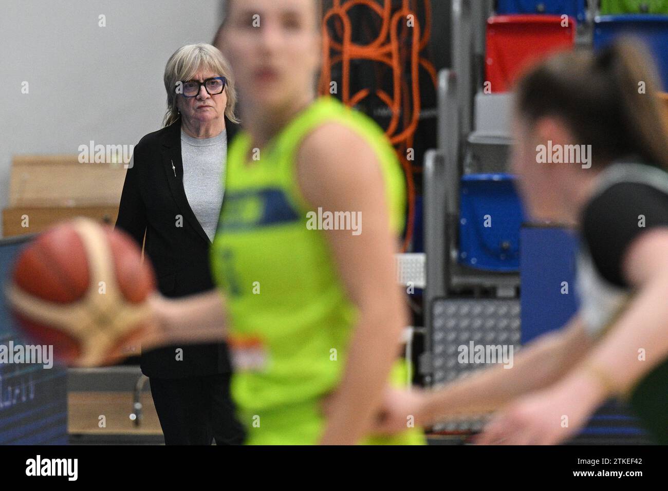 Prague, République tchèque. 20 décembre 2023. L'entraîneur Natalia Hejkova (Praha) est vu lors du match ZVVZ USK Praha vs Serco Uni Gyor de la Ligue européenne de basket-ball féminin, groupe B, 10e tour, à Prague, République tchèque, le 20 décembre 2023. Crédit : Michal Kamaryt/CTK photo/Alamy Live News Banque D'Images