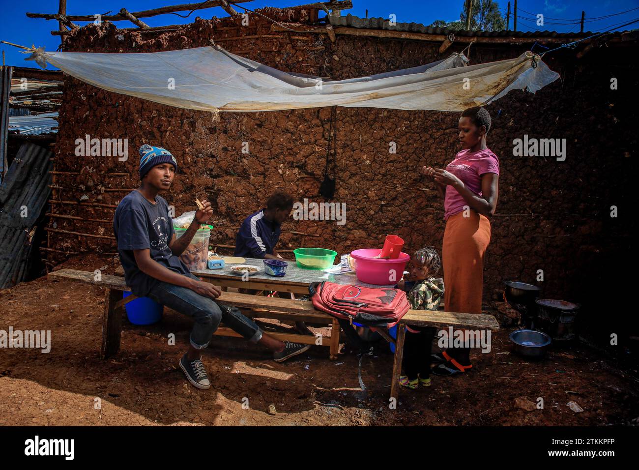 Les habitants prennent leur petit déjeuner dans un mini-restaurant ouvert dans le bidonville de Kibera, Nairobi. Une vue à travers la vie quotidienne à Kibera actuellement Afrique l Banque D'Images