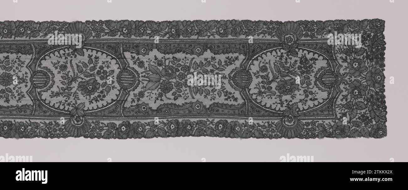 Canette noire stola avec quatre médaillons ovales dans un cadre rectangulaire, anonyme, c. 1870 canette noire stola : côté Chantilly. Modèle rectangulaire allongé. Le motif symétrique se compose d'un cadre décoratif rectangulaire autour de la Stola, dans lequel sont situés quatre médaillons ovales. Chaque médaillon a quatre nœuds ovales et un bord intérieur dentelé. Une branche de rose dans chaque médaillon. Dans les champs entre les médaillons et dans la direction longitudinale de la Stola, une branche de rose allongée avec deux roses plus grandes et trois feuilles plus grandes suspendues au fond. Au milieu de terrain une rose miroir dans le centre Banque D'Images