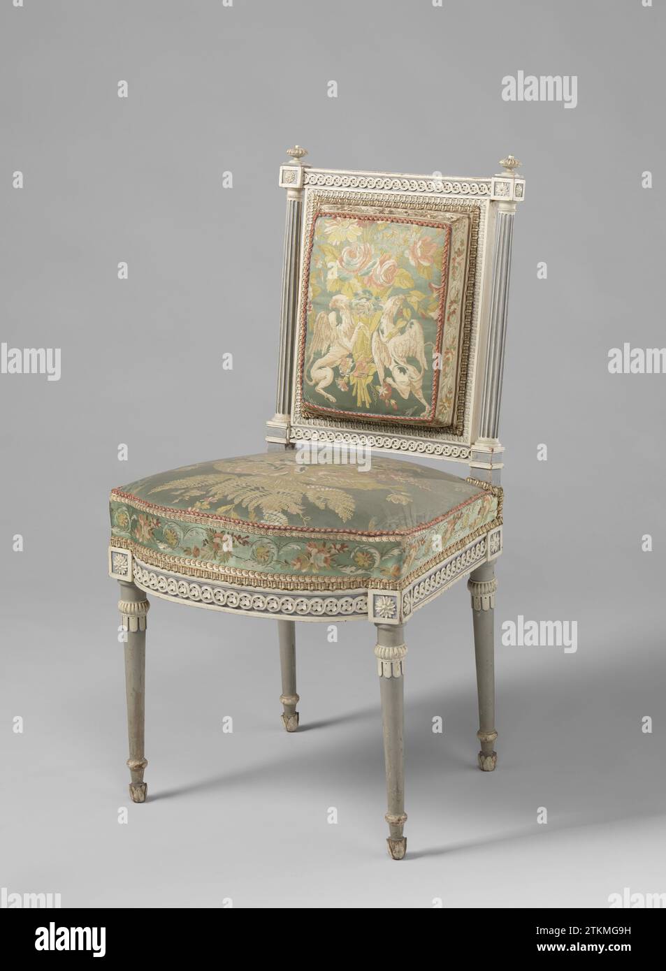 Stoel Kops-Amoublement, Anonyme, c. 1793 - C. 1795 chaise couverte, faisant partie du KopsEublement, en bois de hêtre peint blanc et gris bleu et reposant sur des pieds coniques. Les règles de siège et les appuis de la fenêtre arrière, avec des colonnes canalisées toscanes comme arrière-styles, montrent un pneu tressé poignardé avec des rosettes. Terminer avec des rosettes et des feuilles d'acanthe. Le rembourrage présente des motifs floraux sur un sol satiné bleu clair, maintenu sur le dos par des griffons. Commandé pour le bâtiment Nieuwe Gracht 74, Haarlem. VOIR : BK-15615-A/P ; BK-15614 ; BK-15616-A/B. Travailleur du meuble : NetherlandsConcepteur : bois d'Amsterdam (matière végétale). soyez Banque D'Images