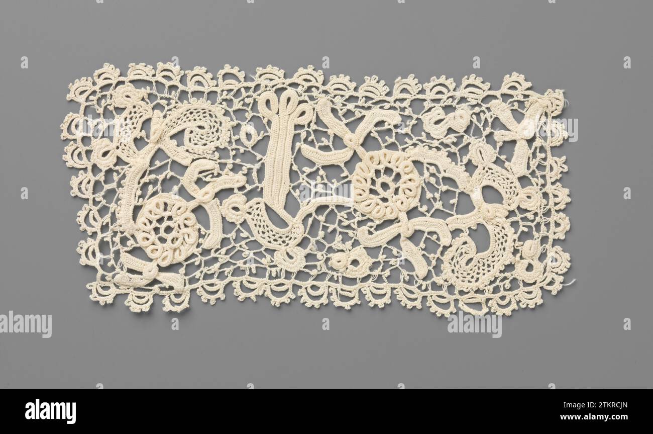 Manchette du côté crocheté avec fleurs rondes et calice allongé, anonyme, c. 1900 - c. 1910 manchette faite de côté crocheté irlandais naturel. Modèle rectangulaire. Motif avec deux fleurs rondes et deux calice allongés. La manchette est finie tout autour avec un morceau de doubles arches, avec des picots sur les arches extérieures. Pays-Bas (peut-être) coton (textile) Cuff fait de côté crocheté irlandais naturel. Modèle rectangulaire. Motif avec deux fleurs rondes et deux calice allongés. La manchette est finie tout autour avec un morceau de doubles arches, avec des picots sur les arches extérieures. Pays-Bas (éventuellement) coton (t Banque D'Images