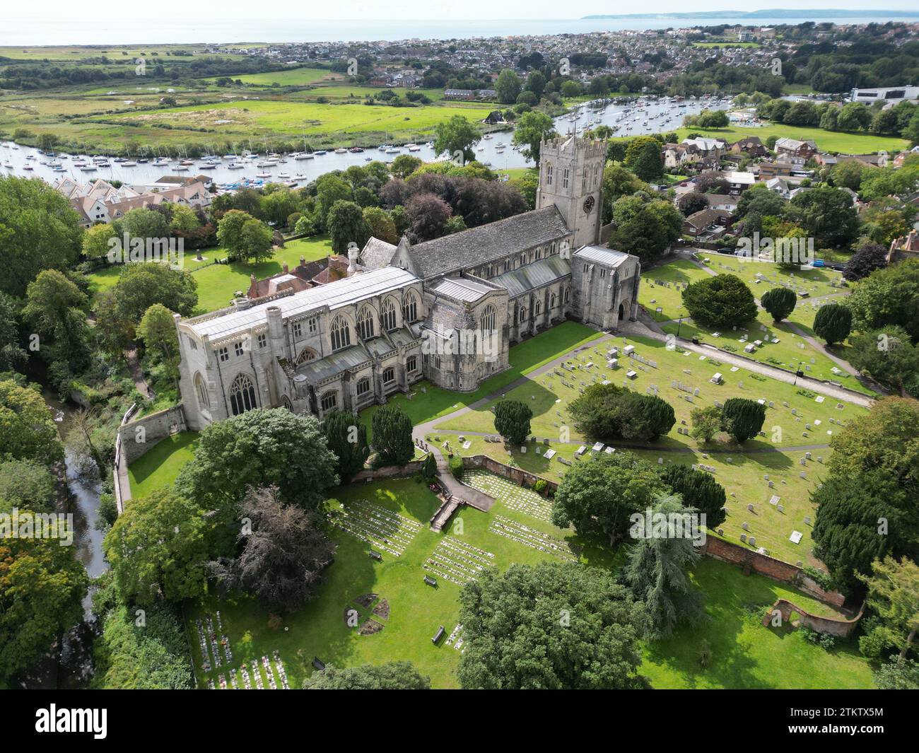 Christchurch Priory Dorset UK drone, angle élevé aérien Banque D'Images