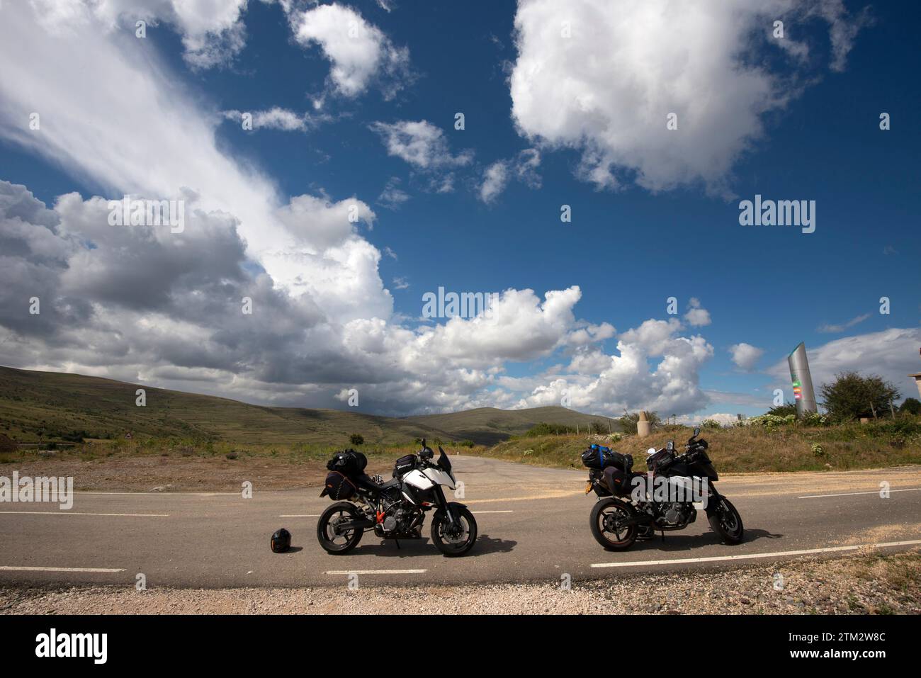 Deux motos de tourisme sont garées sur une route de campagne en Espagne en été Banque D'Images