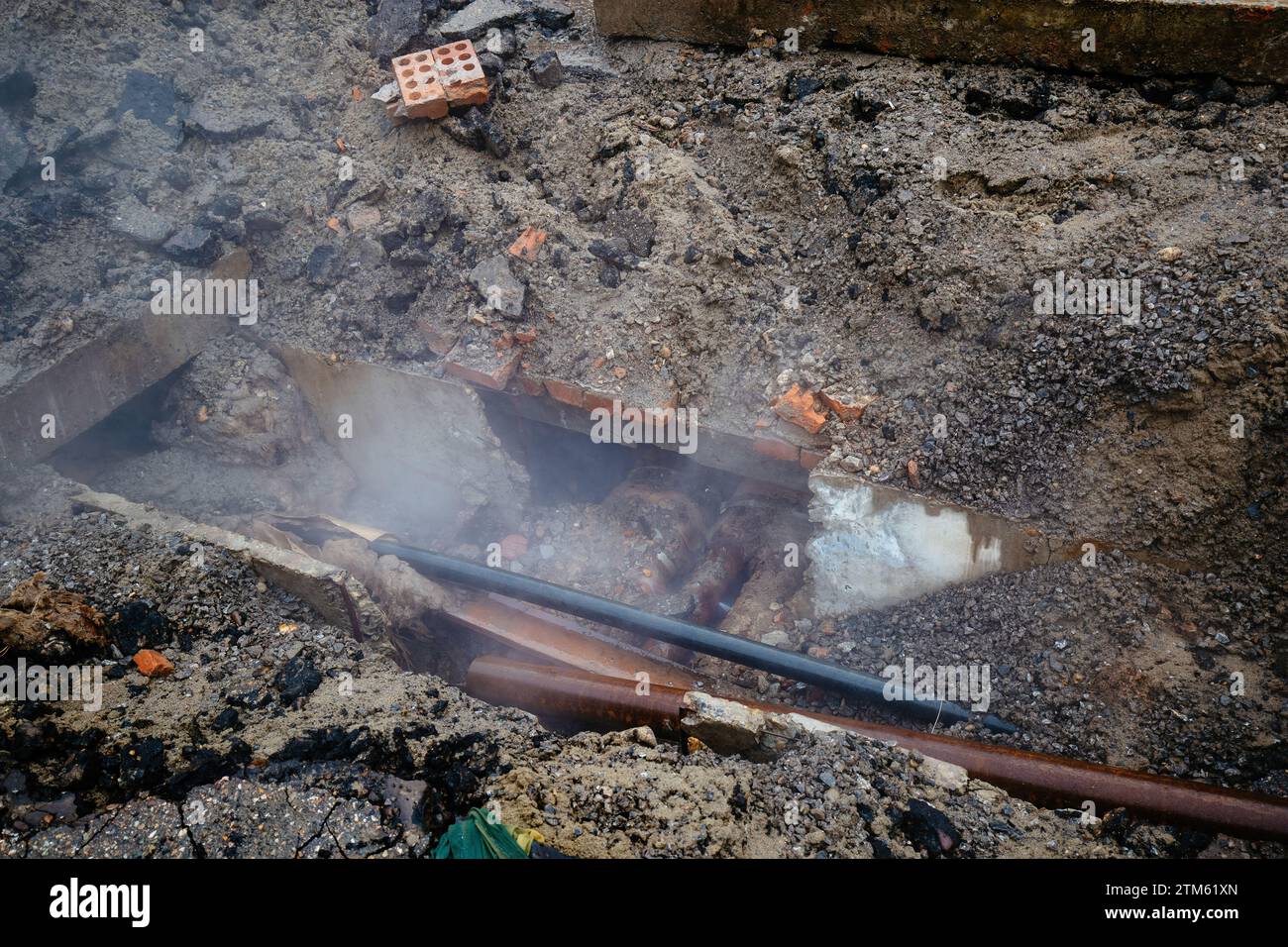 Fuite d'eau dans les vieux tuyaux rouillés cassés du système de chauffage. Banque D'Images