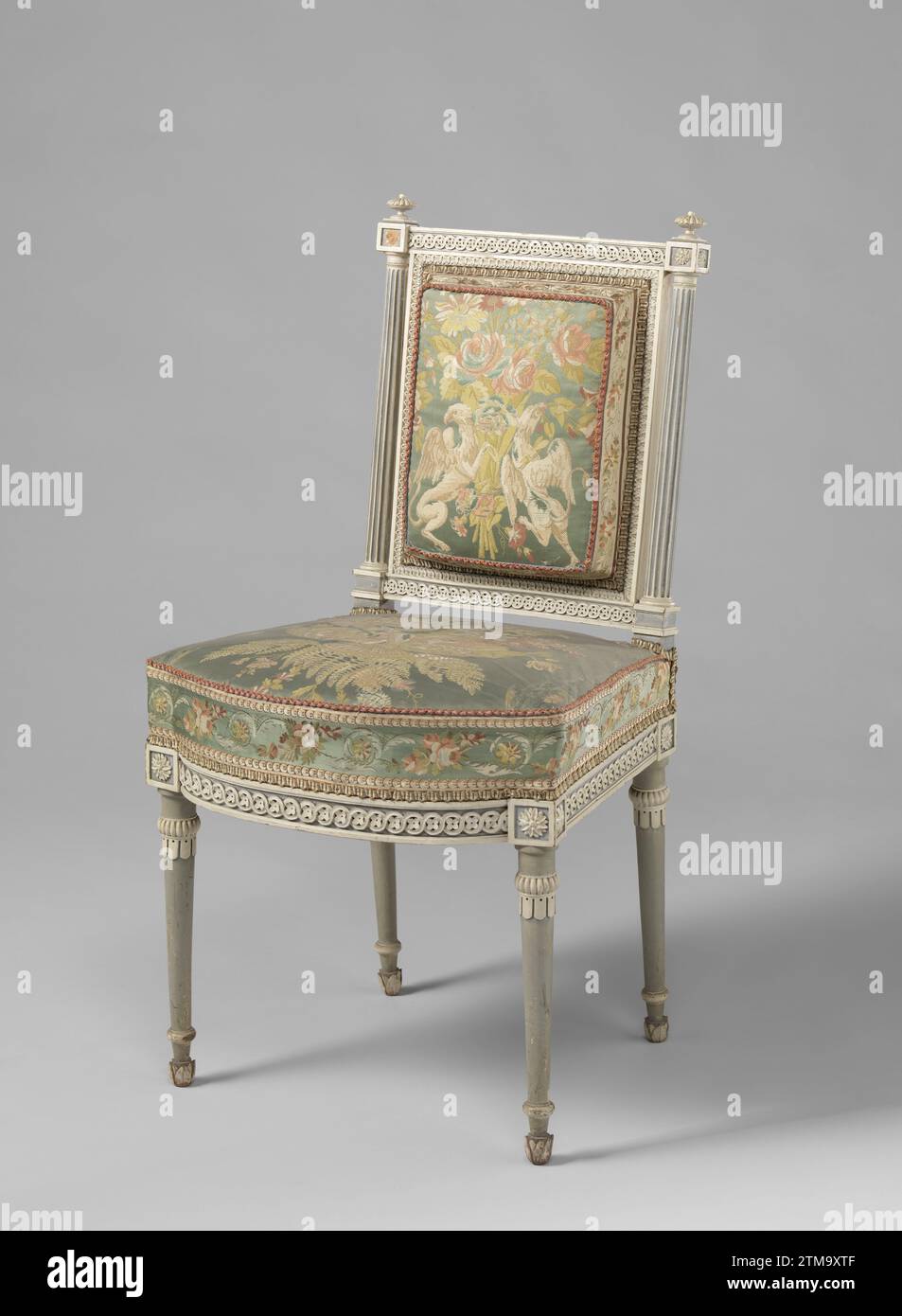 Stoel Kops-Amoublement, Anonyme, c. 1793 - C. 1795 chaise couverte, faisant partie du KopsEublement, en bois de hêtre peint blanc et gris bleu et reposant sur des pieds coniques. Les règles de siège et les appuis de la fenêtre arrière, avec des colonnes canalisées toscanes comme arrière-styles, montrent un pneu tressé poignardé avec des rosettes. Terminer avec des rosettes et des feuilles d'acanthe. Le rembourrage présente des motifs floraux sur un sol satiné bleu clair, maintenu sur le dos par des griffons. Commandé pour le bâtiment Nieuwe Gracht 74, Haarlem. VOIR : BK-15615-A/P ; BK-15614 ; BK-15616-A/B. Travailleur du meuble : NetherlandsConcepteur : bois d'Amsterdam (matière végétale). soyez Banque D'Images
