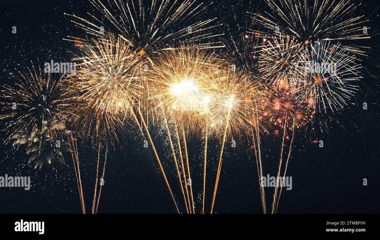 Incroyable feux d'artifice d'or explosant dans le ciel nocturne étoilé, concept. Vacances et nouvel an 2024, idée créative Banque D'Images