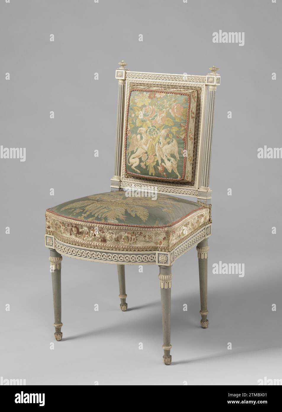 Stoel Kops-Amoublement, Anonyme, c. 1793 - C. 1795 chaise couverte, faisant partie du KopsEublement, en bois de hêtre peint blanc et gris bleu et reposant sur des pieds coniques. Les règles de siège et les appuis de la fenêtre arrière, avec des colonnes canalisées toscanes comme arrière-styles, montrent un pneu tressé poignardé avec des rosettes. Terminer avec des rosettes et des feuilles d'acanthe. Le rembourrage présente des motifs floraux sur un sol satiné bleu clair, maintenu sur le dos par des griffons. Commandé pour le bâtiment Nieuwe Gracht 74, Haarlem. VOIR : BK-15615-A/P ; BK-15614 ; BK-15616-A/B. Travailleur du meuble : NetherlandsConcepteur : bois d'Amsterdam (matière végétale). soyez Banque D'Images