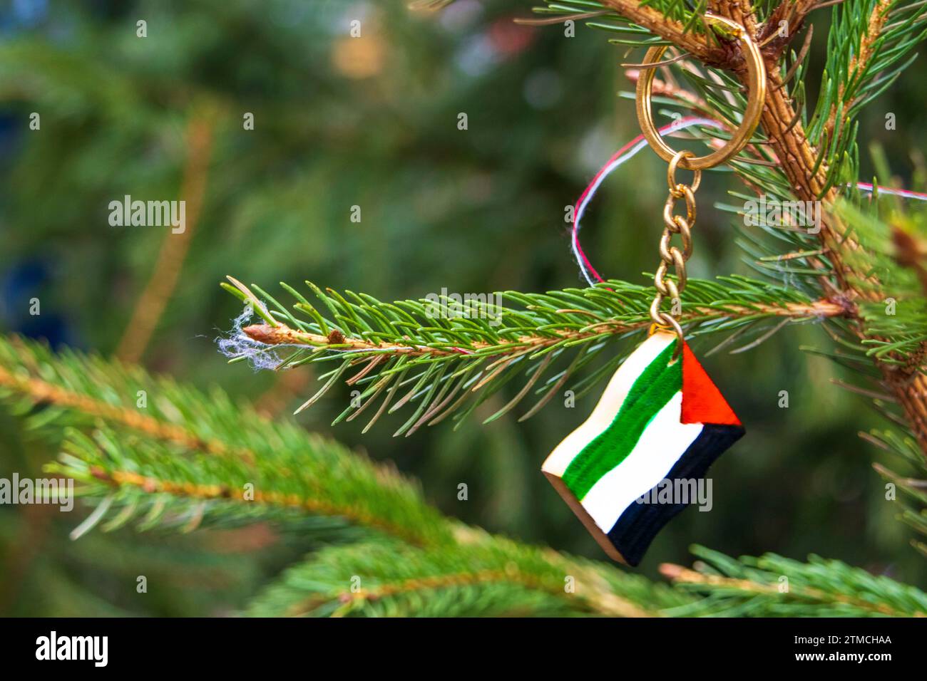 Décoration palestinienne sur un sapin de Noël lors d'une manifestation pro-palestinienne de cessez-le-feu. Banque D'Images