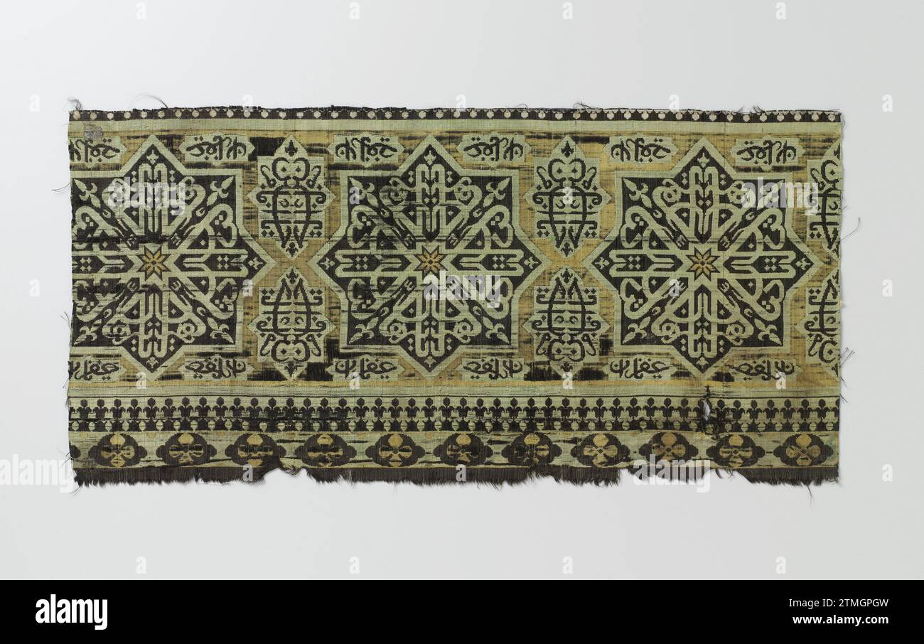 Fragment de Samiet avec des motifs d'étoiles et écriture Kousic, Anonyme, 1600 - 1799 fragment d'un tissu de soie avec des fils de chaîne noirs et avec des fils d'impact noirs, verts et jaunes qui forment un ornement de bordure de sol noir placé sur un sol jaune, avec vert, avec vert, 16 angles. Dans ce décor, une étoile en forme d'étoile de caractères kuffiens croisés et une étoile jaune comme décoration de coeur. Le long des côtés des 16 coins sont de petits compartiments vert clair dans lesquels des caractères noirs. Décoration Rand en noir, vert et jaune. Perse Silk samite fragment d'un tissu de soie avec des fils de chaîne noirs an Banque D'Images