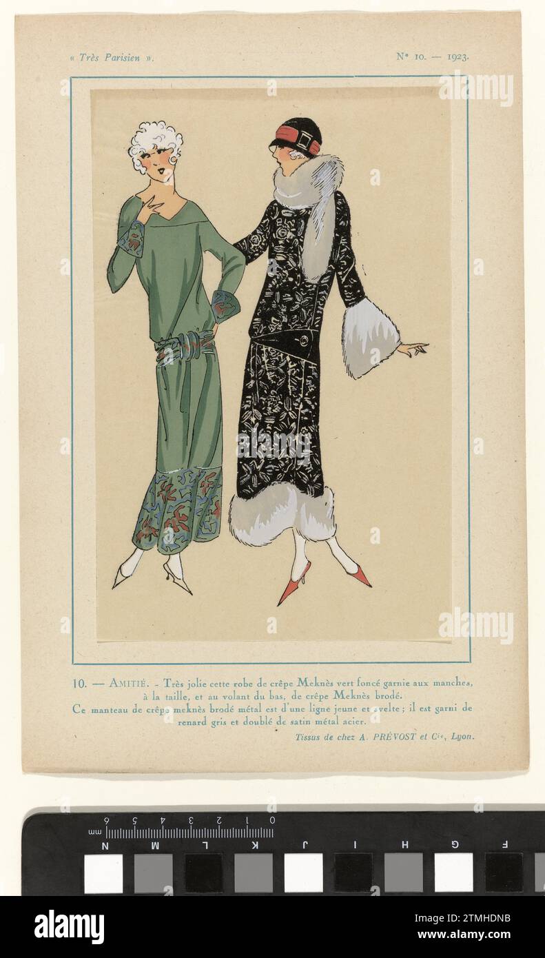 Très parisien, 1923, no 10 : 10. - Amitié. - Très jolie cette robe ..., 1923 Robe de crêpe vert foncé Meknès ; les manches, la taille et volant sur le bas. Manteau de 'Crêpe Meknès brodé Métal' garni de fourrure de renard gris et doublé de 'Satin Métal acier'. Tissus de A. Prévost etcie. Accessoires : cloche (chapeau de pot), escarpins. Tirage du magazine de mode très parisien (1920-1936). LyonParis impression typographique papier Robe de crêpe vert foncé Meknès ; les manches, la taille et le volant sur le bas. Manteau de 'Crêpe Meknès brodé Métal' garni de fourrure de renard gris et doublé de 'Satin Métal AC Banque D'Images
