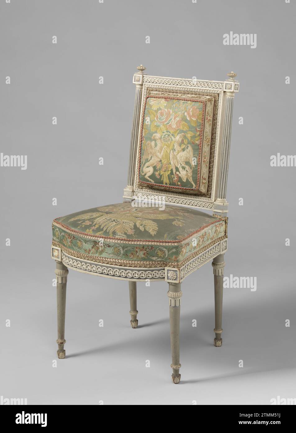Stoel Kops-Amoublement, Anonyme, c. 1793 - C. 1795 chaise couverte, faisant partie du KopsEublement, en bois de hêtre peint blanc et gris bleu et reposant sur des pieds coniques. Les règles de siège et les appuis de la fenêtre arrière, avec des colonnes canalisées toscanes comme arrière-styles, montrent un pneu tressé poignardé avec des rosettes. Terminer avec des rosettes et des feuilles d'acanthe. Le rembourrage présente des motifs floraux sur un sol satiné bleu clair ; maintenu sur le dos par des griffons. Commandé pour le bâtiment Nieuwe Gracht 74, Haarlem. VOIR : BK-15615-A/P ; BK-15614 ; BK-15616-A/B. Travailleur du meuble : NetherlandsConcepteur : bois d'Amsterdam (matière végétale). soyez Banque D'Images