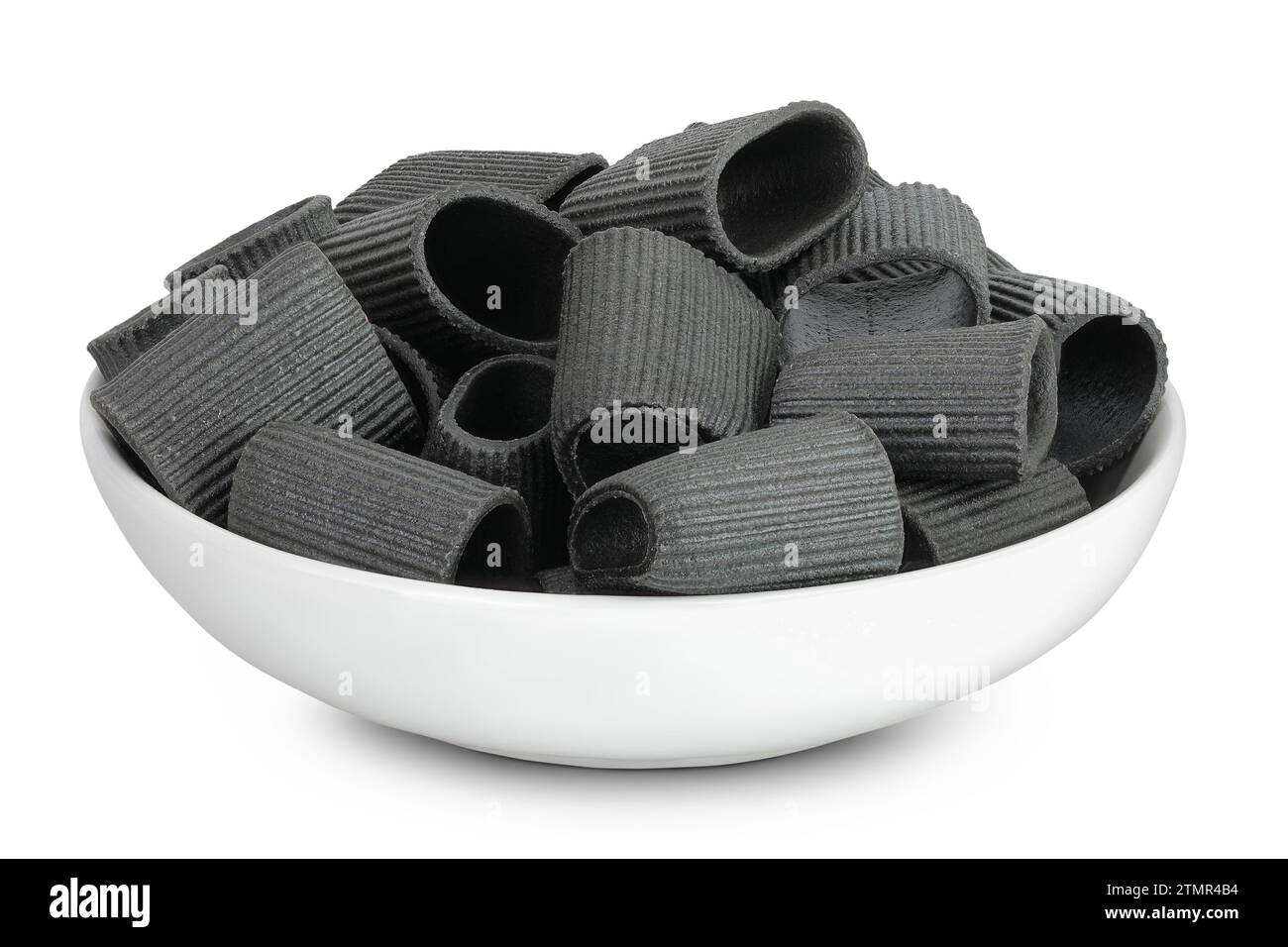 Pâtes noires à l'encre de seiche dans un bol céranique isolé sur fond blanc Banque D'Images