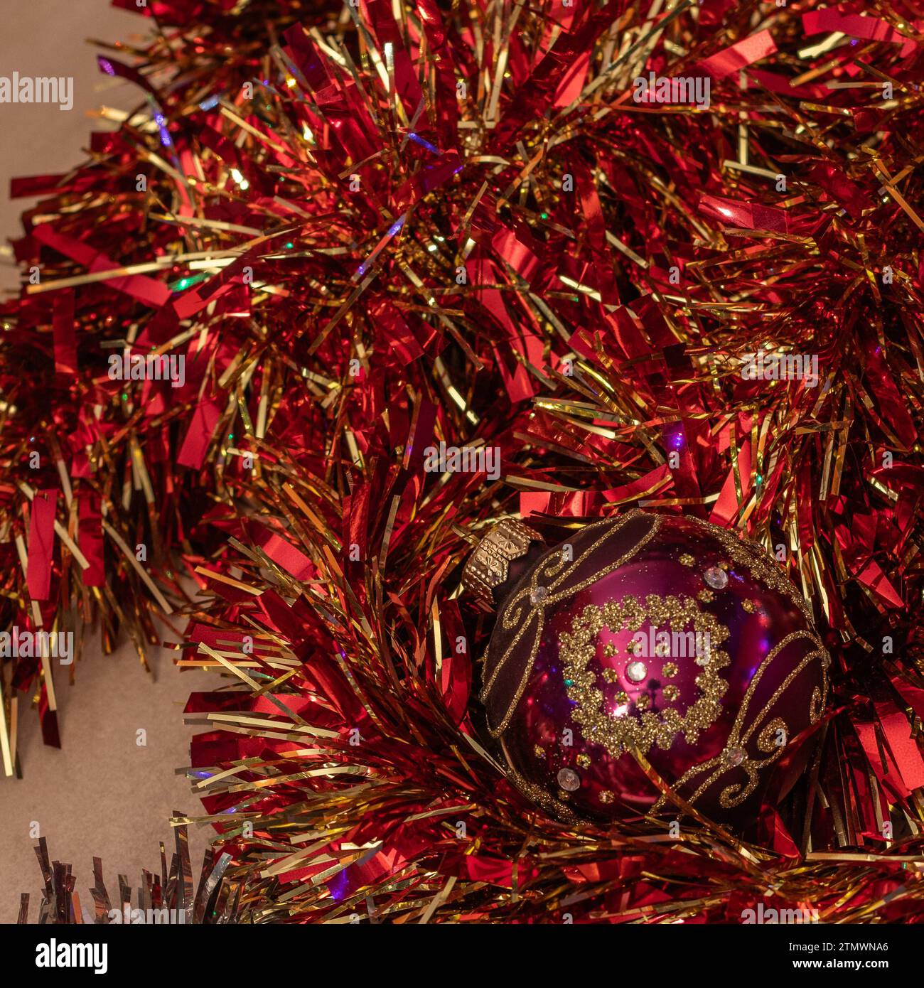 Décor de Noël festif : boules et rubans de couleur brillante pour la joie de saison Banque D'Images