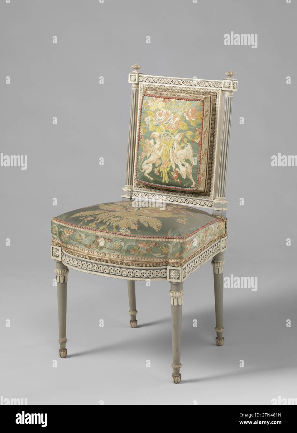 Stoel Kops-Amoublement, Anonyme, c. 1793 - C. 1795 chaise couverte, faisant partie du Kopseublement, en bois de hêtre peint blanc bleu gris et reposant sur des pieds coniques. Les règles de siège et les appuis de la fenêtre arrière, avec des colonnes canalisées toscanes comme arrière-styles, montrent un pneu tressé poignardé avec des rosettes. Terminer avec des rosettes et des feuilles d'acanthe. Le rembourrage présente des motifs floraux sur un sol satiné bleu clair ; maintenu sur le dos par des griffons. Commandé pour le bâtiment Nieuwe Gracht 74, Haarlem. VOIR : BK-15615-A/P ; BK-15614 ; BK-15616-A/B. Travailleur du meuble : Low CountriesConcepteur : bois d'Amsterdam (matière végétale). beec Banque D'Images