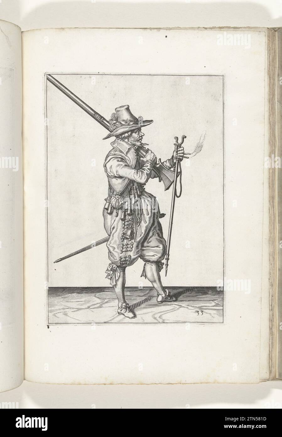 Soldat qui met son mousquet avec sa main droite sur son épaule (n° 33), ca. 1600, 1597 - 1607 Un soldat, après, à droite, qui met un mousquet (un certain type d'arme à feu) avec sa main droite sur son épaule gauche, pointant la course inclinée vers le haut. Dans sa main gauche une mèche brûlante et un Furket (fourche de mousquet) (n° 33), ca. 1600. Planche 33 dans les instructions pour la manipulation du mousquet : corte Initiation sur l'image Figuerliicke, tellement aengaet le droit ghebruyck vers Musquet . Partie des illustrations dans : J. de Gheyn, Weapons Handele of Roers Musquetten and Spiessen, la Haye, 1607. La guerre était autour de 160 Banque D'Images