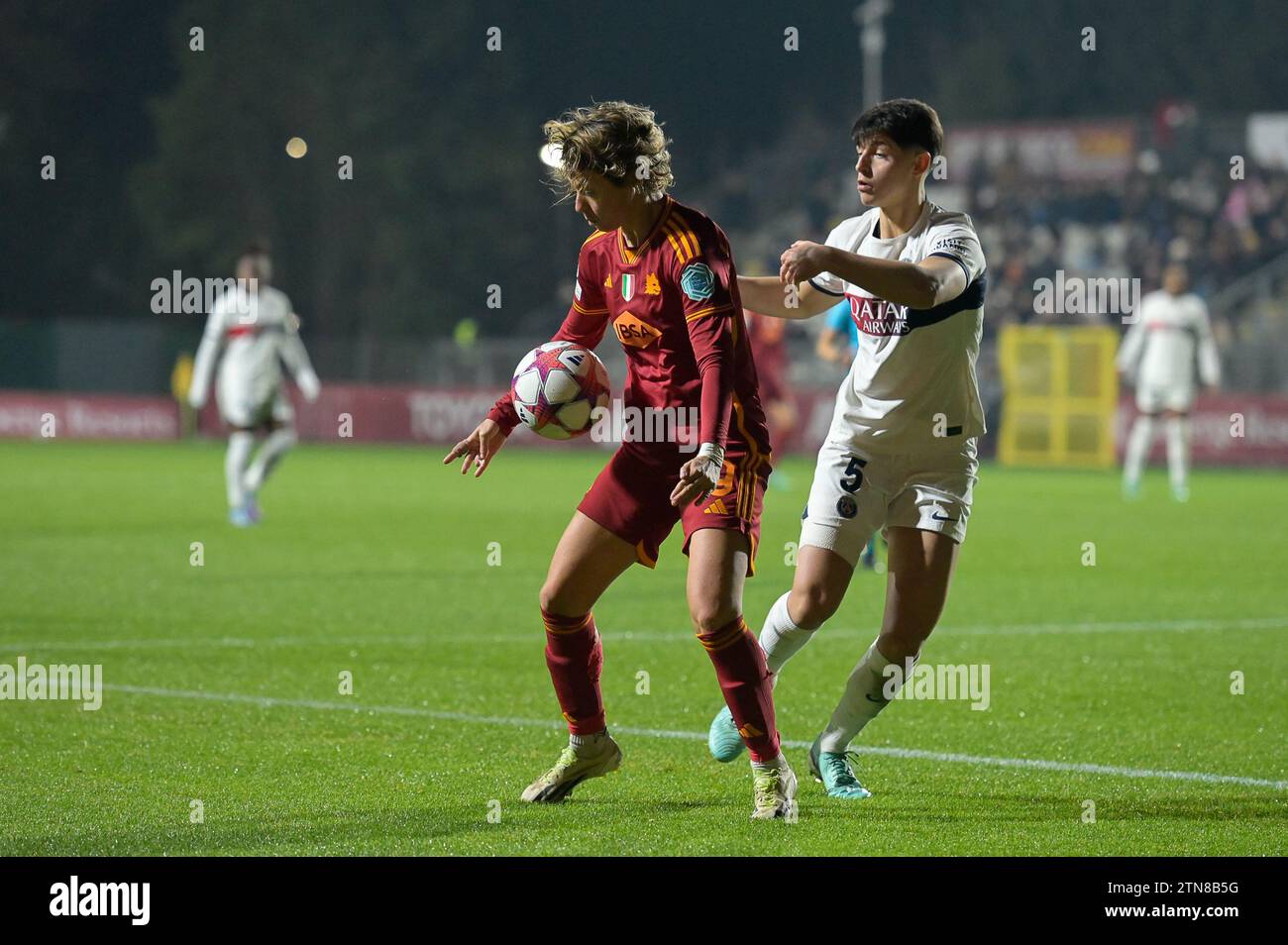 20 décembre 2023, Stadio Tre Fontane, Roma, Italie ; UEFA Champions League Women football ; Roma versus Paris ; Valentina Giacinti de L'AS Roma et Elisa de Almeida de Paris Banque D'Images 20 décembre 2023, Stadio Tre Fontane, Roma, Italie ; UEFA Champions League Women football ; Roma versus Paris ; Valentina Giacinti de L'AS Roma et Elisa de Almeida de Paris Banque D'Images
