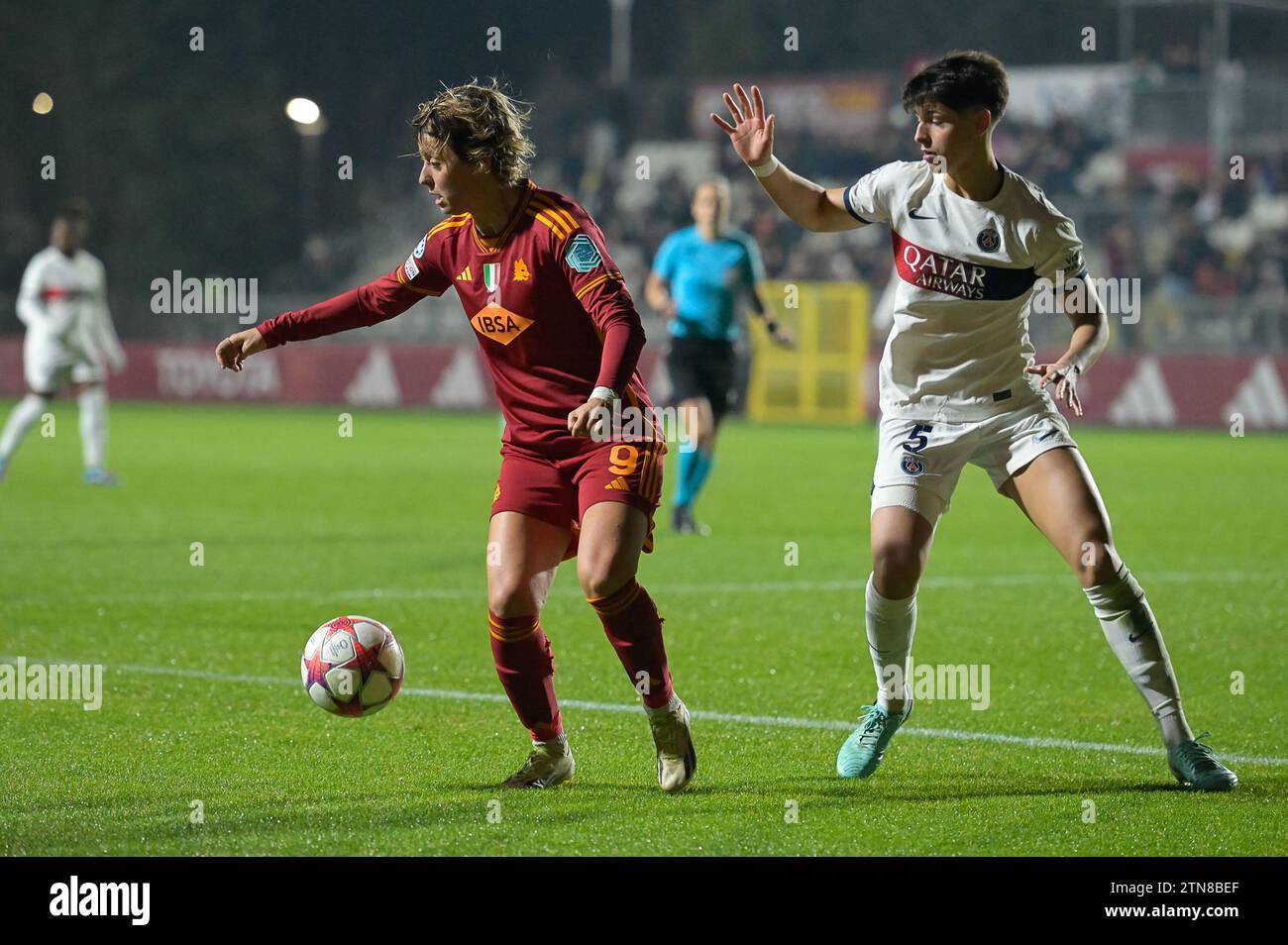 20 décembre 2023, Stadio Tre Fontane, Roma, Italie ; UEFA Champions League Women football ; Roma versus Paris ; Valentina Giacinti de L'AS Roma et Elisa de Almeida de Paris Banque D'Images 20 décembre 2023, Stadio Tre Fontane, Roma, Italie ; UEFA Champions League Women football ; Roma versus Paris ; Valentina Giacinti de L'AS Roma et Elisa de Almeida de Paris Banque D'Images