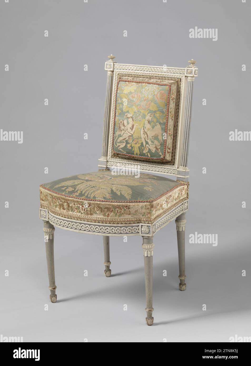 Stoel Kops-Amoublement, Anonyme, c. 1793 - C. 1795 chaise couverte, faisant partie du KopsEublement, en bois de hêtre peint blanc et gris bleu et reposant sur des pieds coniques. Les règles de siège et les appuis de la fenêtre arrière, avec des colonnes canalisées toscanes comme arrière-styles, montrent un pneu tressé poignardé avec des rosettes. Terminer avec des rosettes et des feuilles d'acanthe. Le rembourrage présente des motifs floraux sur un sol satiné bleu clair, maintenu sur le dos par des griffons. Commandé pour le bâtiment Nieuwe Gracht 74, Haarlem. VOIR : BK-15615-A/P ; BK-15614 ; BK-15616-A/B. Travailleur du meuble : NetherlandsConcepteur : bois d'Amsterdam (matière végétale). soyez Banque D'Images