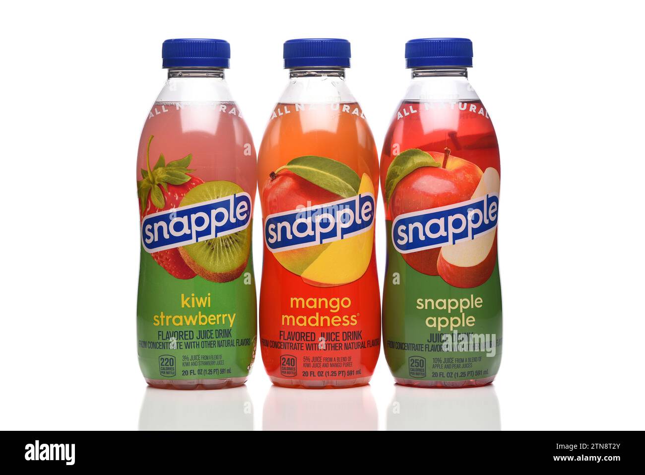 IRVINE, CALIFORNIE - 20 décembre 2023 : trois bouteilles de Snapple All Natural Drinks, Kiwi Strawberry, Mango Madness et Snapple Apple. Banque D'Images