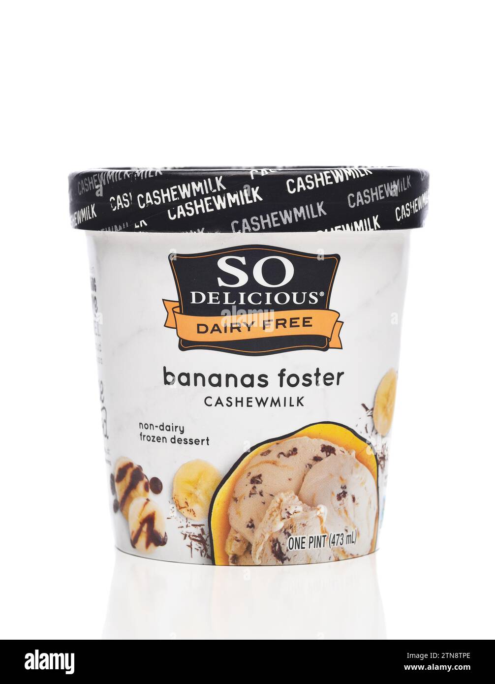 IRVINE, CALIFORNIE - 20 décembre 2023 : un carton de So Delicious Dairy Free Bananas Foster Frozen dessert. Banque D'Images