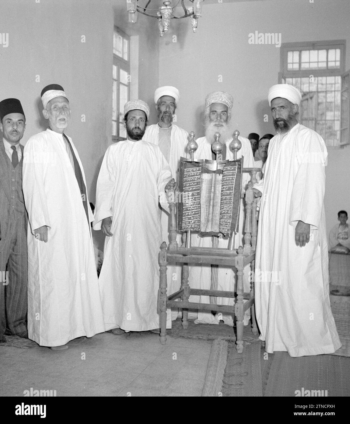 Un groupe de Samaritains dans leur maison de prière avec leurs écritures (parchemin de prière) Date : 1 janvier 1950 Banque D'Images