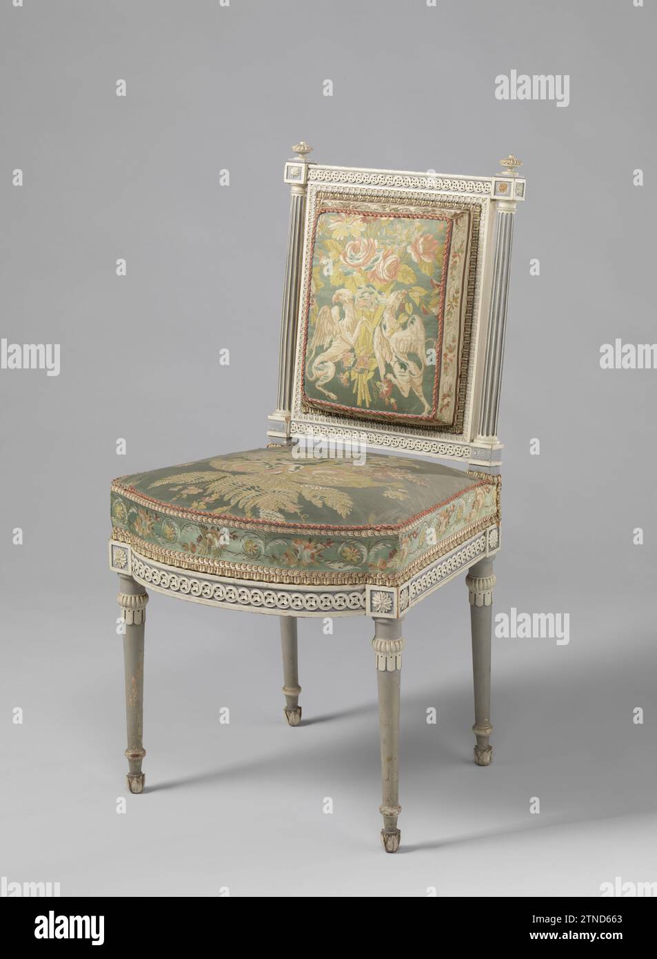 Stoel Kops-Amoublement, Anonyme, c. 1793 - C. 1795 chaise couverte, faisant partie du KopsEublement, en bois de hêtre peint blanc et gris bleu et reposant sur des pieds coniques. Les règles de siège et les appuis de la fenêtre arrière, avec des colonnes canalisées toscanes comme arrière-styles, montrent un pneu tressé poignardé avec des rosettes. Terminer avec des rosettes et des feuilles d'acanthe. Le rembourrage présente des motifs floraux sur un sol satiné bleu clair, maintenu sur le dos par des griffons. Commandé pour le bâtiment Nieuwe Gracht 74, Haarlem. VOIR BK-15615-A/P, BK-15614, BK-15616-A/B. Travailleur du meuble : NetherlandsConcepteur : bois d'Amsterdam (matière végétale). soyez Banque D'Images