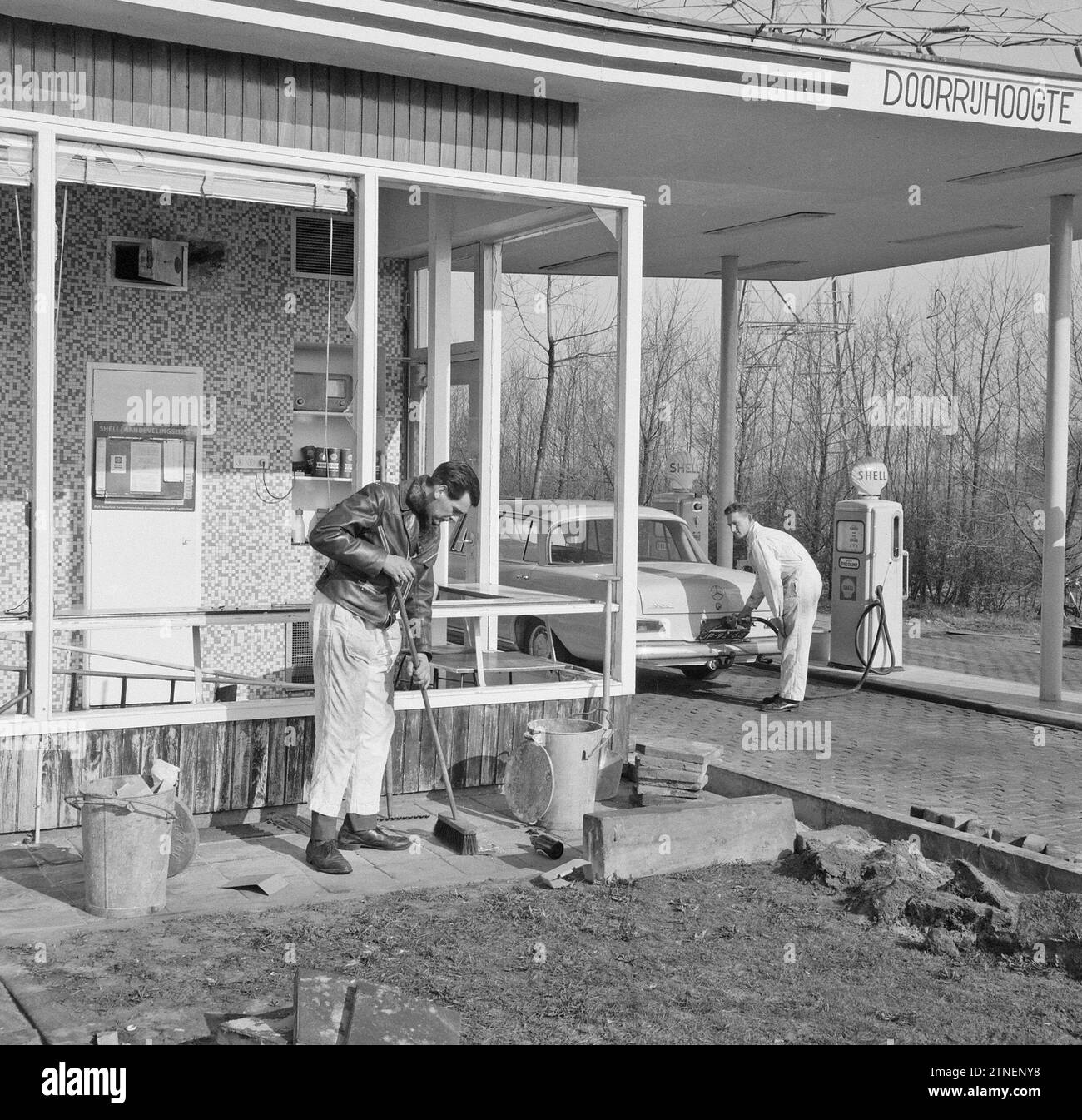 Coffre-fort explosé dans la station d'essence sur le Rijksweg près d'Utrecht, des éclats de verre des fenêtres cassées sont balayés ensemble ca. 17 avril 1964 Banque D'Images