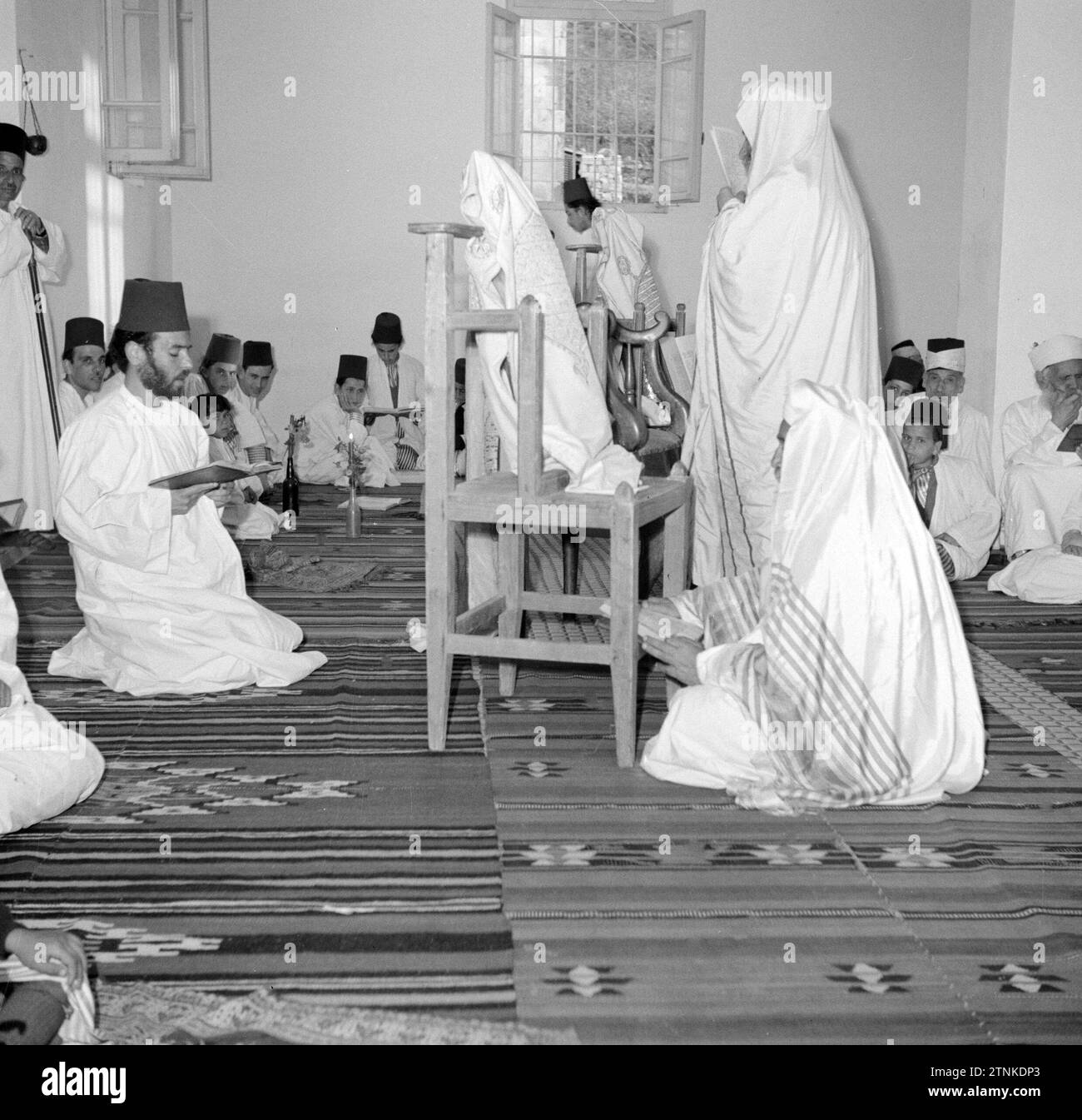 Un groupe de Samaritains dans leur maison de prière lisant leurs Écritures ca. 1950-1955 Banque D'Images