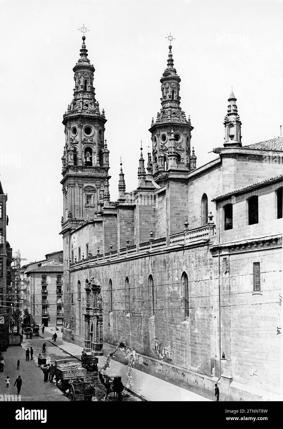 12/31/1931. CATHÉDRALE DE LA REDONDA. 'La Redonda' doit son nom à une ancienne église romane construite sur le même site que l'actuelle, de forme polygonale, et qui doit avoir occupé approximativement un espace équivalent à la moitié du temple de nos jours. Les deux tours latérales appelées «les jumeaux» sont un bon exemple de la monumentalité des clochers baroques de Riojan. Ils ont plusieurs corps superposés : les inférieurs sont de section carrée, le supérieur est octogonal et une flèche remplie de pinacles comme touche finale. Trois périodes composent 'Santa Masía de la Redonda' : Construction, 15e centime Banque D'Images