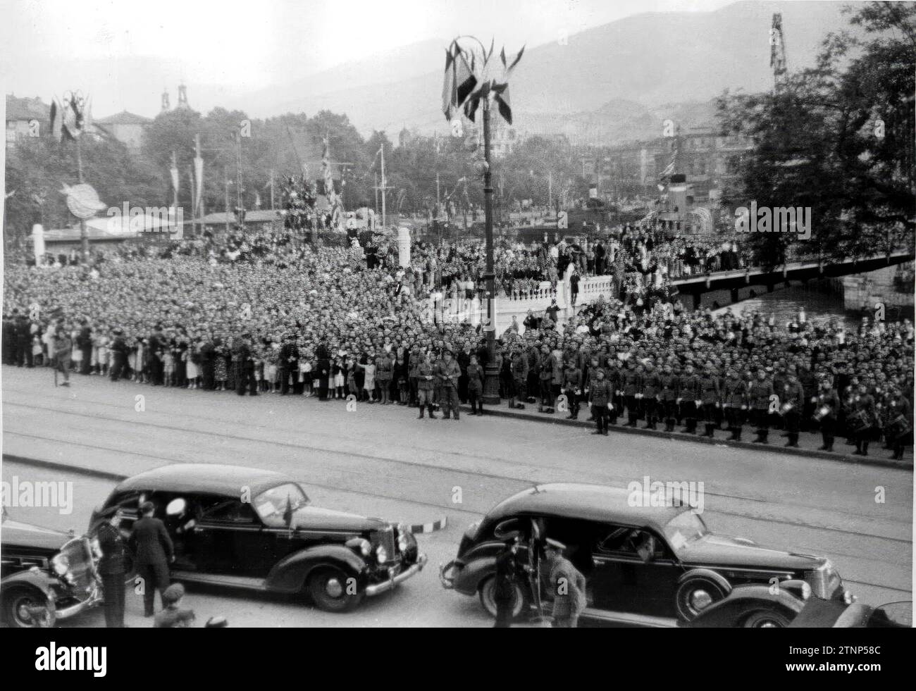 Bilbao, juin 1939. Apparition des environs du pont bascule à l'arrivée du caudillo Francisco Franco au conseil municipal de Bilbao. Crédit : Album / Archivo ABC Banque D'Images