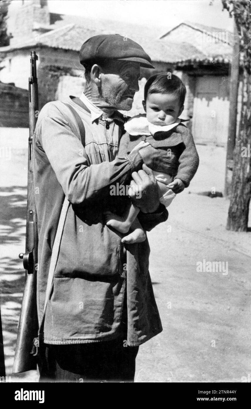 07/31/1936. Grand-père avec son petit-fils, réfléchissant sur le sort de la nouvelle génération. « J'ai connu deux guerres civiles, mais ce sera la dernière », dit-il fermement. Crédit : Album / Archivo ABC / Albero y Segovia Banque D'Images