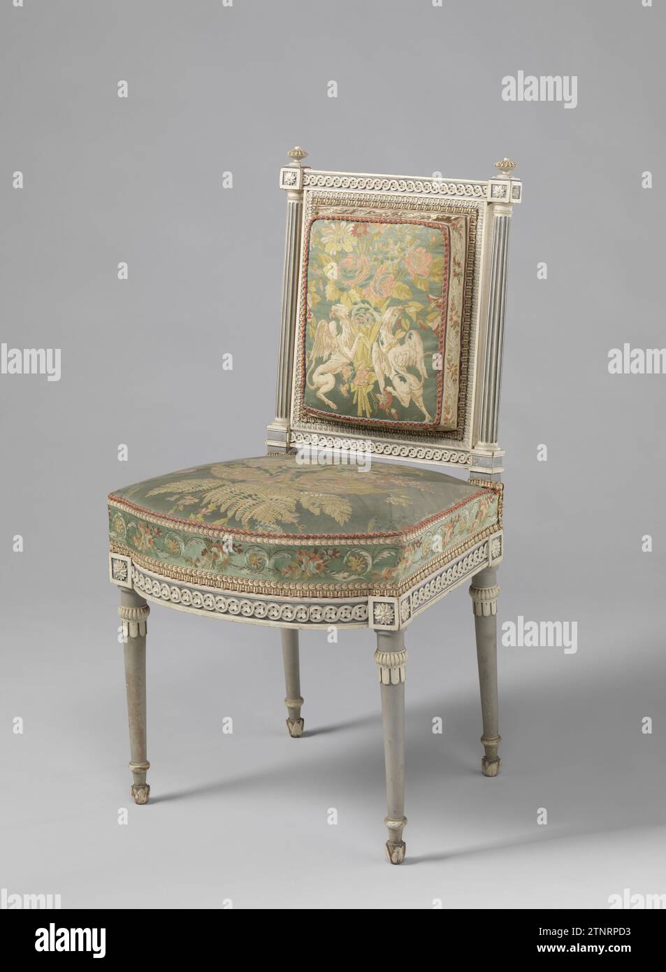 Stoel Kops-Amoublement, Anonyme, c. 1793 - C. 1795 chaise couverte, faisant partie du KopsEublement, en bois de hêtre peint blanc et gris bleu et reposant sur des pieds coniques. Les règles de siège et les appuis de la fenêtre arrière, avec des colonnes canalisées toscanes comme arrière-styles, montrent un pneu tressé poignardé avec des rosettes. Terminer avec des rosettes et des feuilles d'acanthe. Le rembourrage présente des motifs floraux sur un sol satiné bleu clair, maintenu sur le dos par des griffons. Commandé pour le bâtiment Nieuwe Gracht 74, Haarlem. VOIR : 15615-A/P, BK-15614, BK-15616-A/B. Travailleur du meuble : NetherlandsConcepteur : bois d'Amsterdam (matière végétale). hêtre Banque D'Images