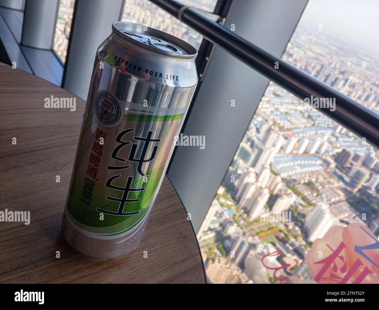 SHANGHAI, CHINE - 13 AVRIL 2017 : bière Tsingtao en canette d'argent au sommet de la Tour de Shanghai Banque D'Images