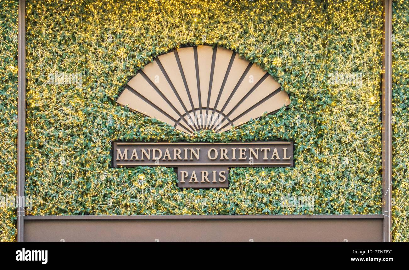 Paris, France - 12 10 2023 : façade du Mandarin Oriental, palais du groupe hongkongais Jardine Matheson, à Paris Banque D'Images