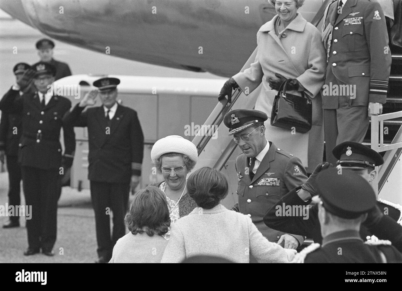 La reine Juliana et le prince Bernhard sont accueillis par deux de leurs filles, la princesse Margriet et la princesse Christina ca. 18 avril 1964 Banque D'Images