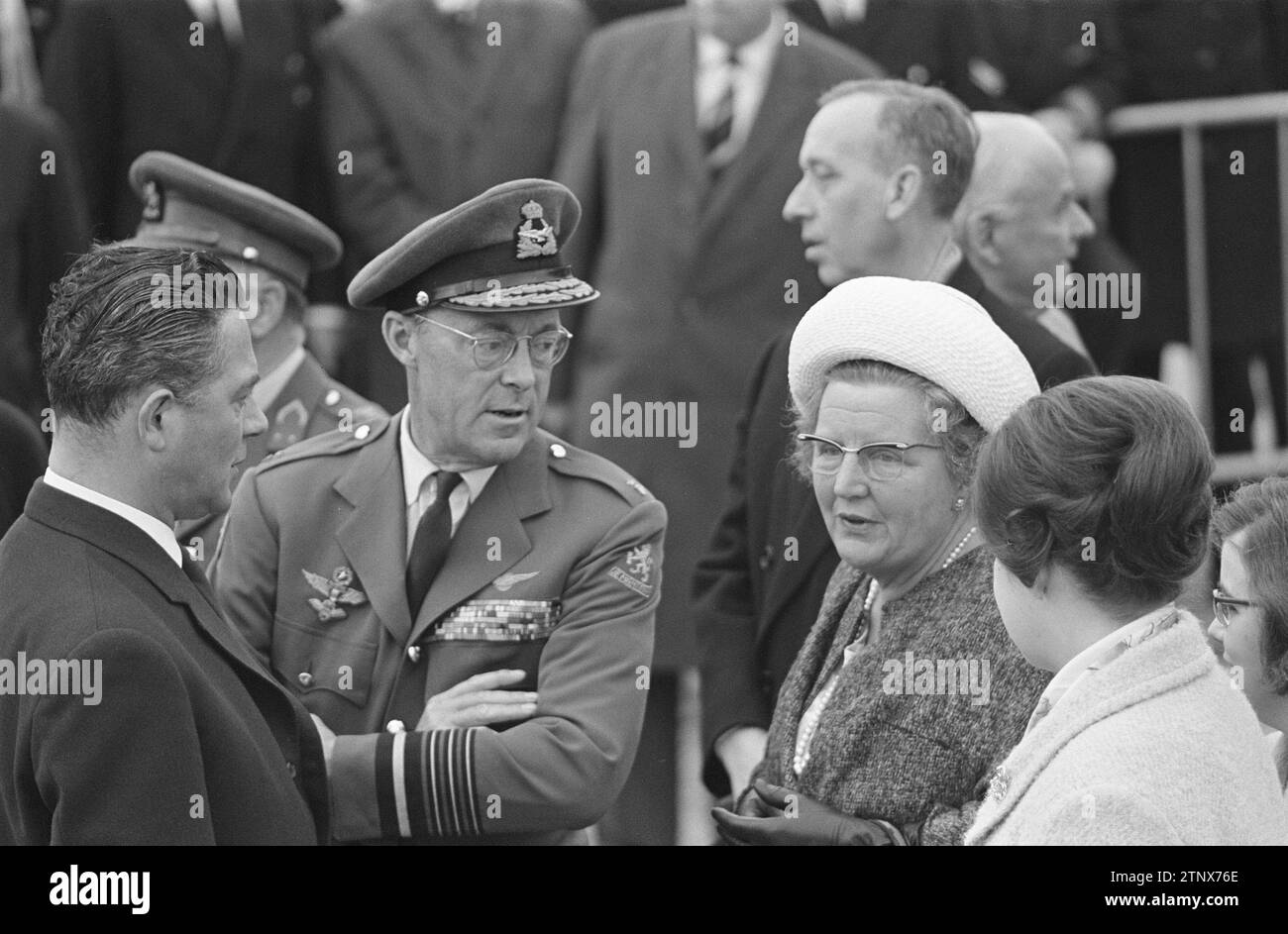 La reine Juliana et le prince Bernhard après l'arrivée, ont quitté le Premier ministre Marijnen ca. 18 avril 1964 Banque D'Images