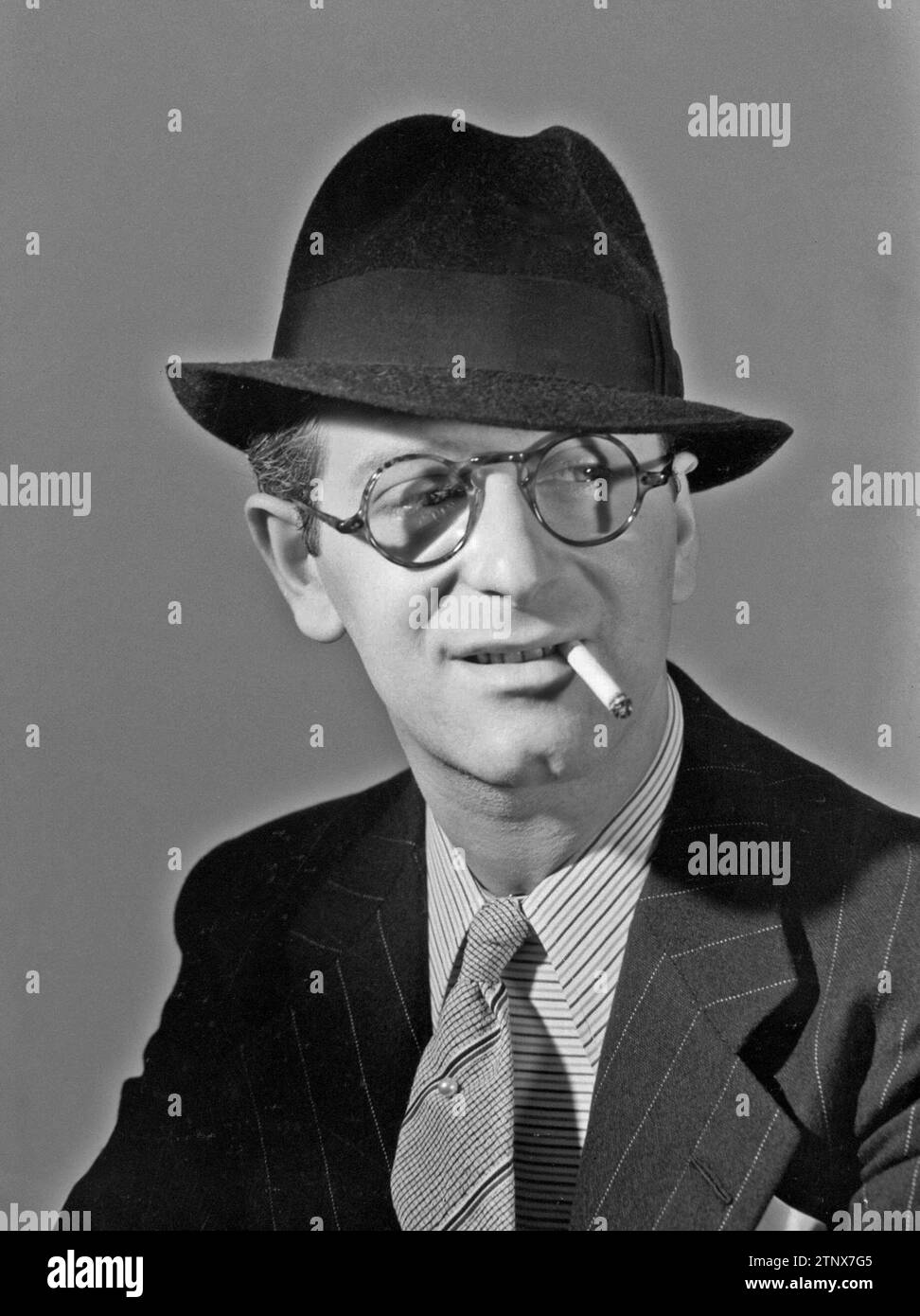 Portrait d'un homme avec chapeau et fumant une cigarette ca. non daté Banque D'Images