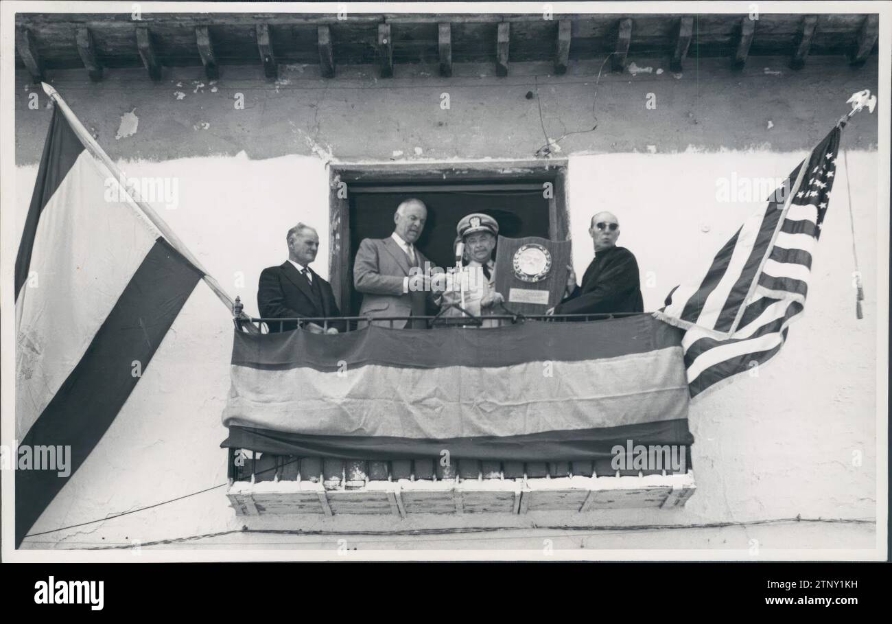John Davis Lodge accompagné du maire de Jerez del Marquesado (Grenade), sur le balcon de la mairie de ladite ville, lors de la cérémonie de la présentation par l'ambassadeur des États-Unis à Madrid à la mairie de Jerez del Marquesado d'une plaque pour le comportement des personnes dans le sauvetage de l'avion américain le 8 mars 1960. Crédit : Album / Archivo ABC / Manuel Torres Molina Banque D'Images