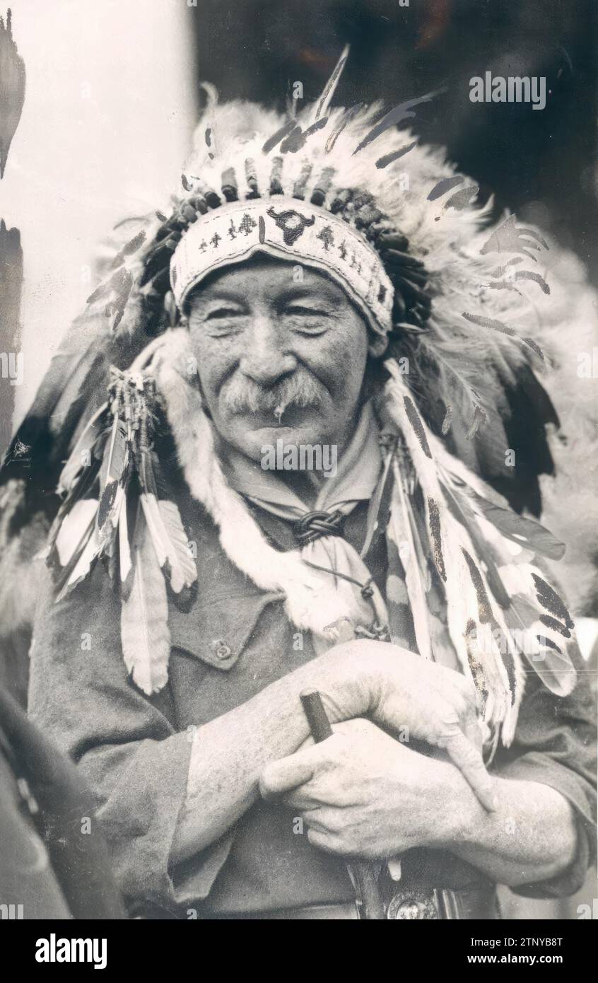 12/31/1925. Sir Robert Baden Powell vêtu d'un costume Sioux, à l'âge de 69 ans. Crédit : Album / Archivo ABC Banque D'Images