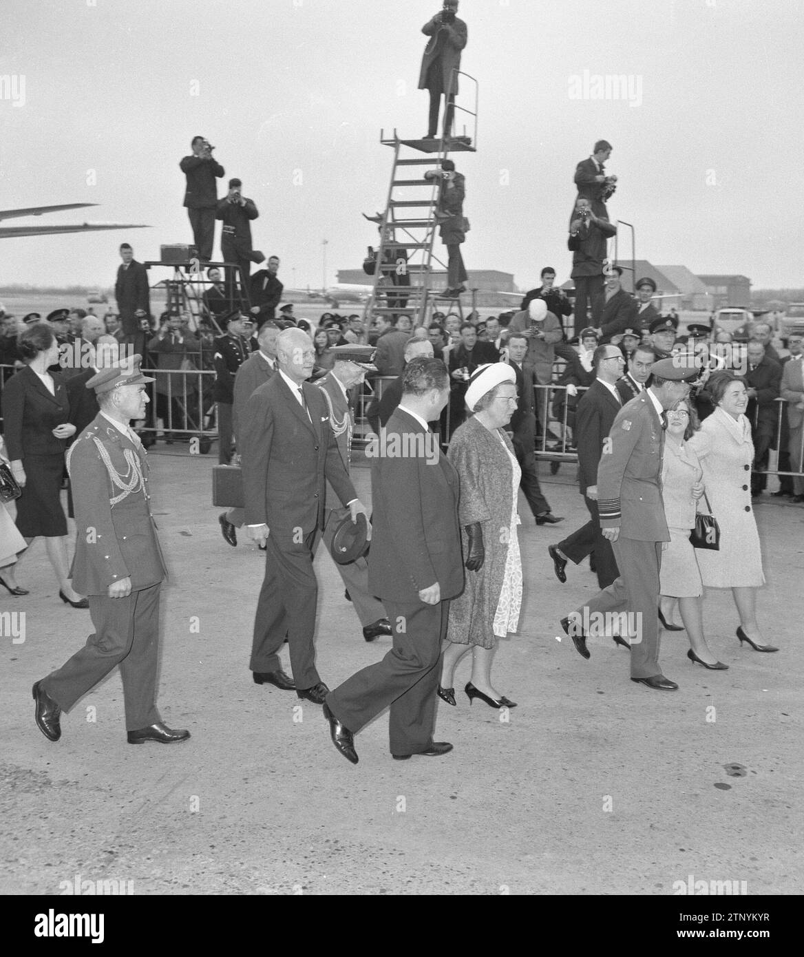 V.l.t.r. Premier ministre Marijnen, Reine Juliana, Prince Bernhard, Princesse Christina et Princesse Margriet ca. 18 avril 1964 Banque D'Images