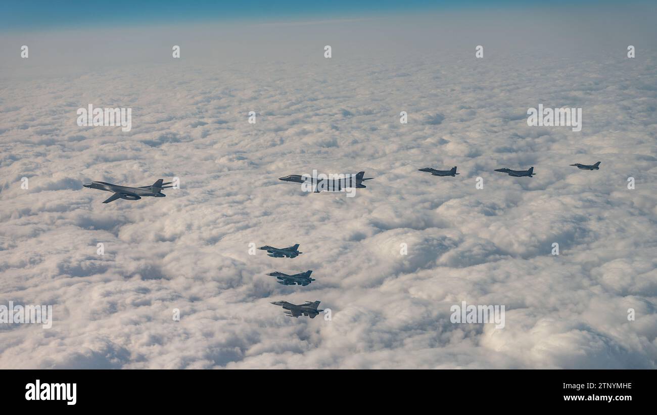 Des F-16 américains, affectés au 80e escadron de chasse, 8e Fighter Wing ; des F-2 de la Japan Air Self-Defense Force (JASDF), affectés à la 8e Air Wing; des F-15Kg de la Force aérienne de la République de Corée (ROKAF), affectés à la 11e Escadre, escortent deux B-1B Lancers de la Force aérienne américaine dans la région Indo-Pacifique des États-Unis au cours d'un exercice aérien trilatéral, le 20 décembre. La poursuite de l ' interopérabilité haut de gamme des forces collectives démontre la solidité des relations trilatérales avec le Japon et la République de Corée. (Photo de l'armée de l'air américaine par l'aviateur principal Karla Parra) Banque D'Images