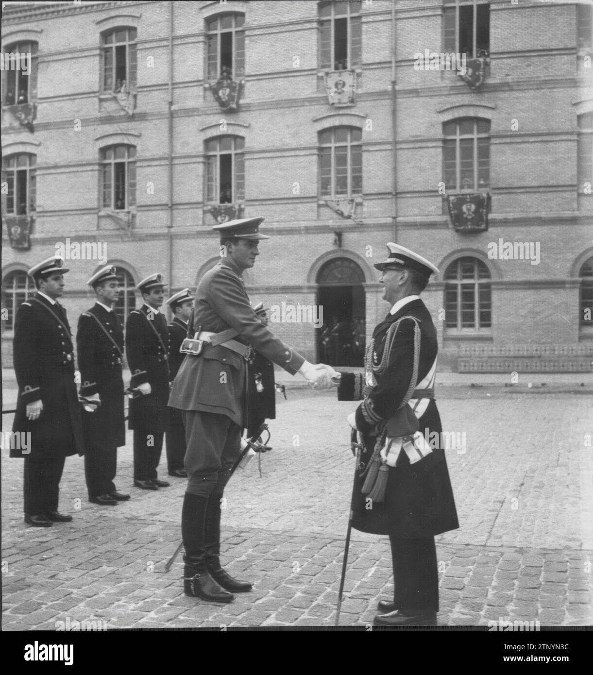 12/11/1959. Livraison des dépêches terrestres, maritimes et aériennes au prince Juan Carlos de Borbón à l'Académie militaire générale de Saragosse. Dans l'image, Don Juan Carlos reçoit le poste d'enseigne des mains du vice-amiral petit-fils Antúnez. Crédit : Album / Archivo ABC / Teodoro Naranjo Domínguez Banque D'Images