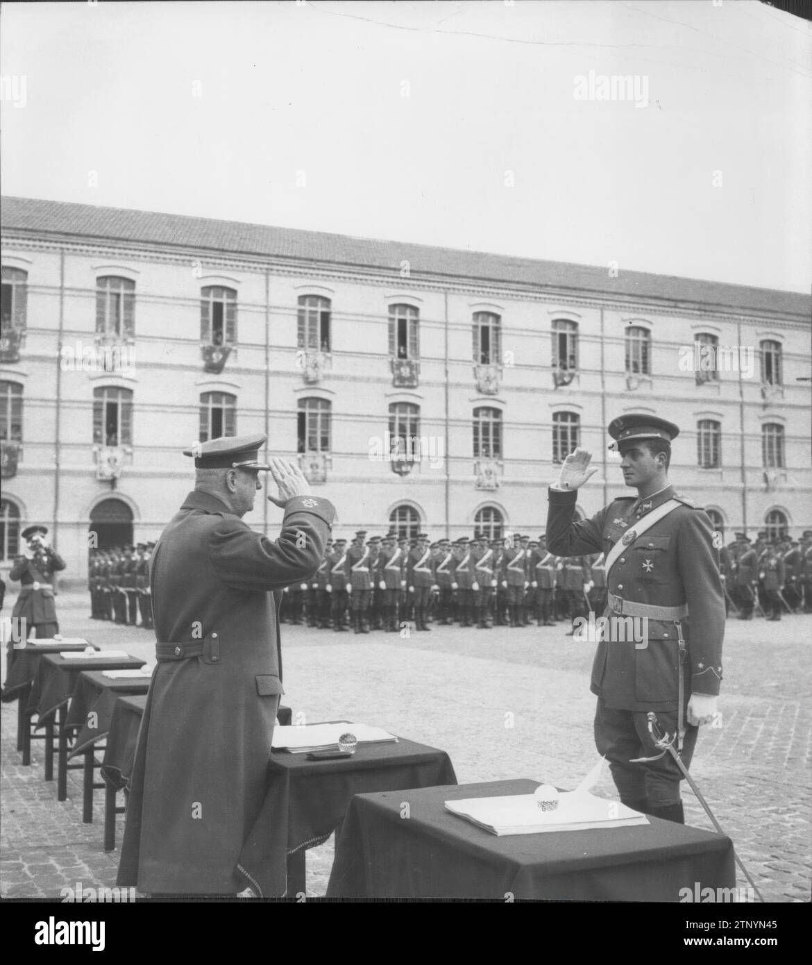 12/11/1959. Livraison des dépêches terrestres, maritimes et aériennes au prince Juan Carlos de Borbón à l'Académie militaire générale de Saragosse. Sur l'image, Don Juan Carlos reçoit le poste de lieutenant d'infanterie des mains du ministre de l'Armée, le lieutenant-général Barroso. Crédit : Album / Archivo ABC / Teodoro Naranjo Domínguez Banque D'Images