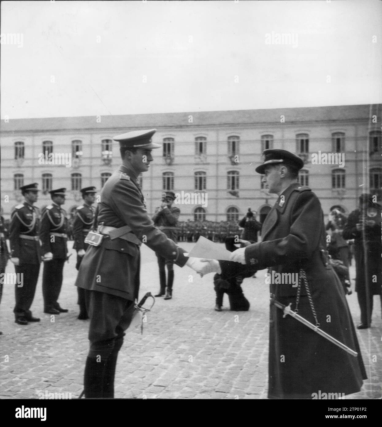 12/11/1959. Livraison des dépêches terrestres, maritimes et aériennes au prince Juan Carlos de Borbón à l'Académie militaire générale de Saragosse. Dans l'image, Don Juan Carlos reçoit le poste de lieutenant de l'aviation du chef de la région aérienne pyrénéenne, le lieutenant-général Lacalle. Crédit : Album / Archivo ABC / Teodoro Naranjo Domínguez Banque D'Images