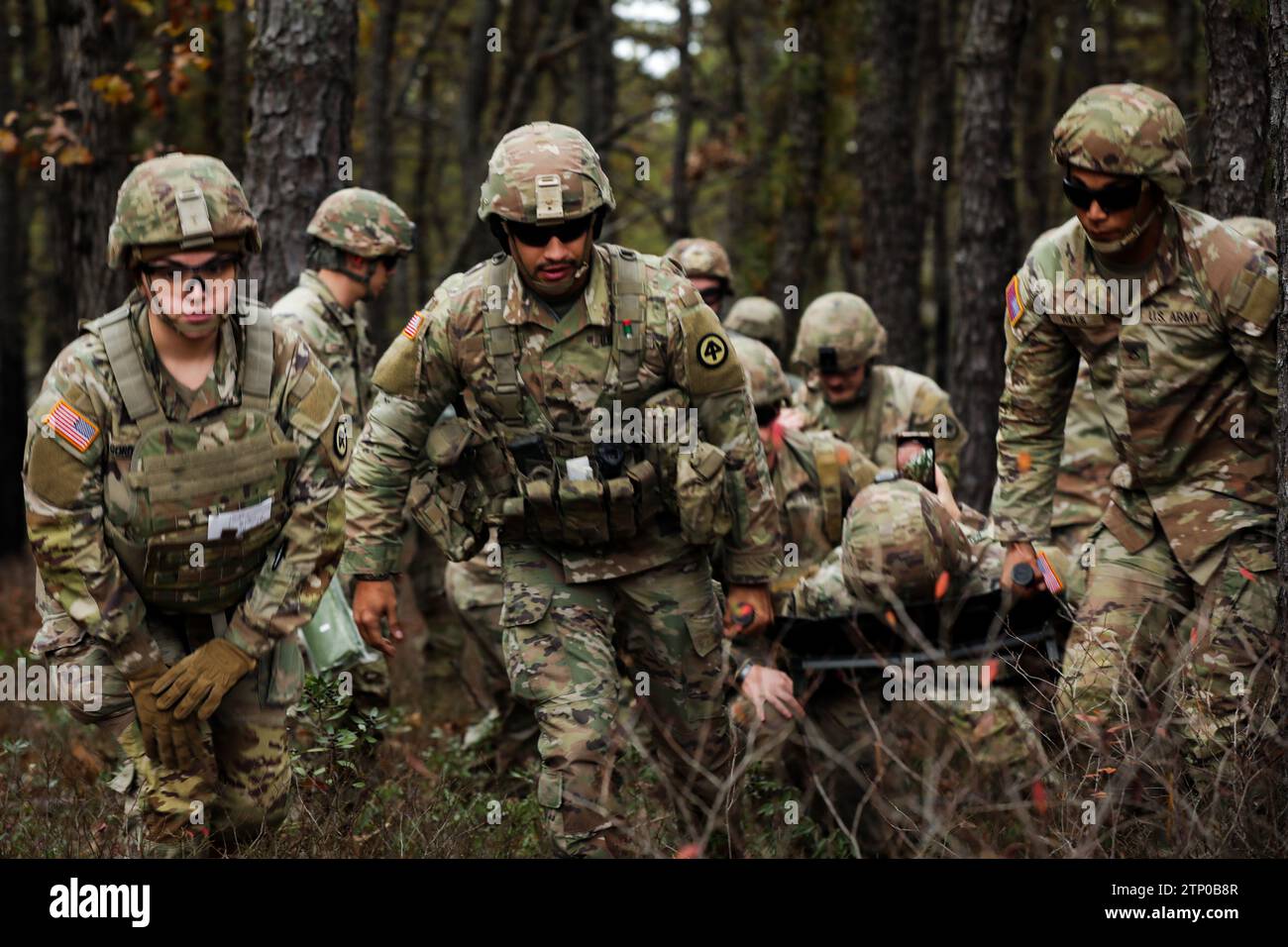 Les chefs d'équipage de l'hélicoptère UH-60L Black Hawk de l'armée américaine avec Charlie Company, détachement 2, 1st-171st General support Aviation Battalion, 57th Troop Command, New Jersey Army National Guard, conduisent une formation d'évacuation médicale avec des médecins de combat avec le 1st Battalion, 114th Infantry Regiment, 44th Infantry Brigade combat Team, NJARNG, à la base commune McGuire-dix-Lakehurst, New Jersey, 7 novembre 2023. Les 44e médecins de combat de l’IBCT ont mené une formation MEDEVAC en préparation du déploiement à venir de l’unité. (Photo de la Garde nationale de l'armée américaine par Seth Cohen) Banque D'Images