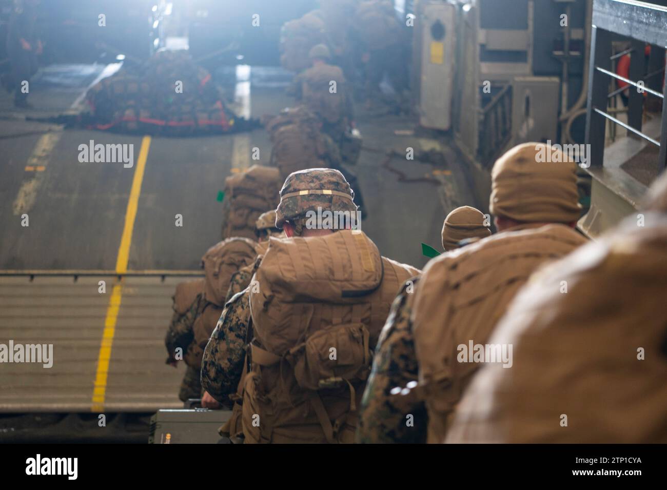 231211-N-UF626-3034, OCÉAN ATLANTIQUE – des Marines américains avec la 24th Marine Expeditionary Unit (MEU) montent à bord d’un engin de débarquement, coussin d’air à l’intérieur du pont du quai de transport amphibie de la classe San Antonio USS New York (LPD-21), 11 décembre 2023. New York était en cours pour soutenir une opération de formation intégrée avec le 24e MEU. (Photo de l'US Navy par le spécialiste des communications de masse de 2e classe Jesse Turner) Banque D'Images