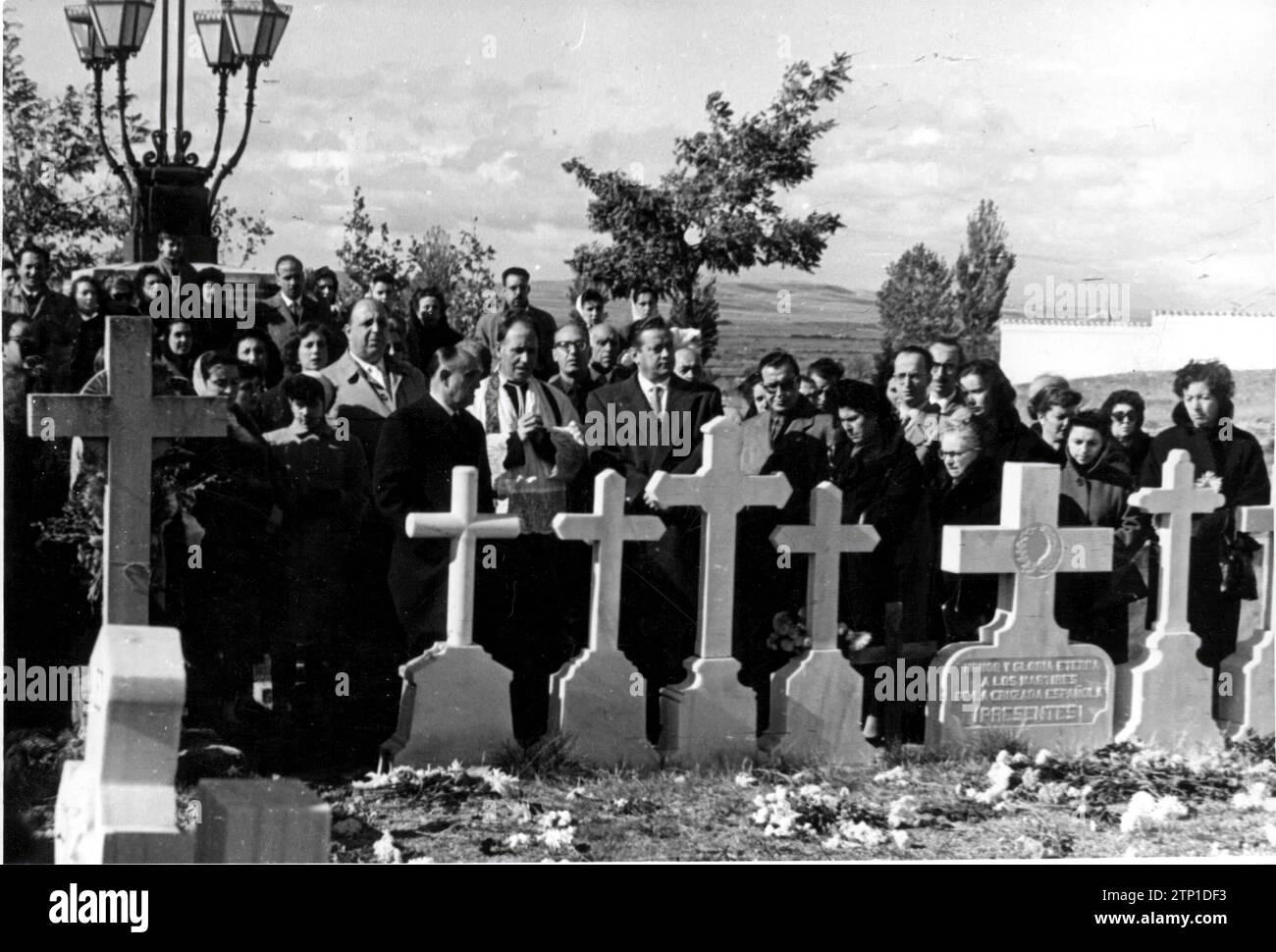 Le matin du 7 novembre 1957, la délégation nationale des anciens captifs, à l’occasion du 21e anniversaire des exécutions de Paracuellos del Jarama, a organisé une visite collective au Camposanto. Sur la photo, le délégué national des anciens captifs, marqués de la Valdavia, accompagné du chef provincial du mouvement, Don Jesús Aramburu, dépose une couronne dans une des tranchées du Camposanto. Crédit : Album / Archivo ABC / Leal Banque D'Images