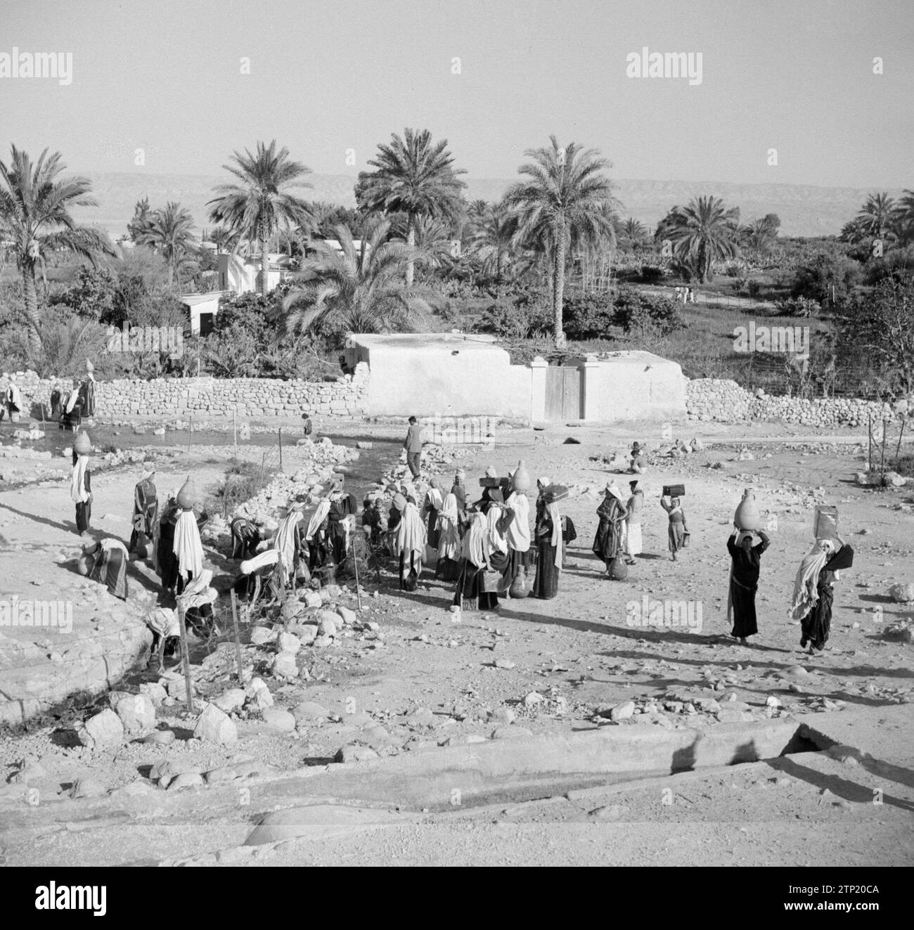 (Légende originale) Elisée bien près de Jéricho avec wome autour d'elle allant chercher de l'eau ca. 1950-1955 Banque D'Images