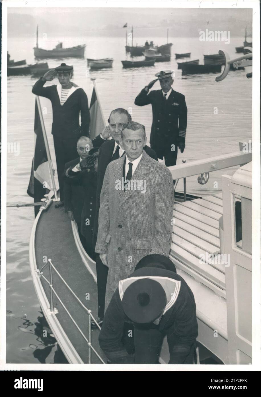 10/31/1959. A l'image, les ministres français et espagnol des Affaires étrangères embarquent sur un bateau à leur arrivée au port de Fuenterrabia. Crédit : Album / Archivo ABC / Marín Banque D'Images