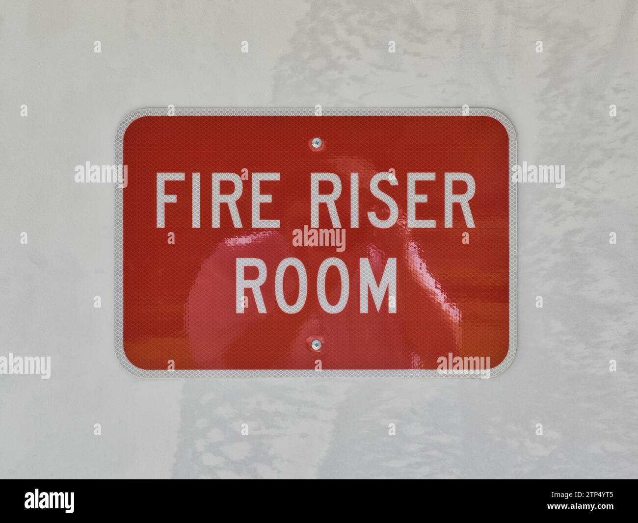 Panneau d'emplacement de la salle des extincteurs isolés sur une porte extérieure. Salle d'armoire de centre de commande pour système de gicleurs d'incendie d'un bâtiment commercial. Banque D'Images